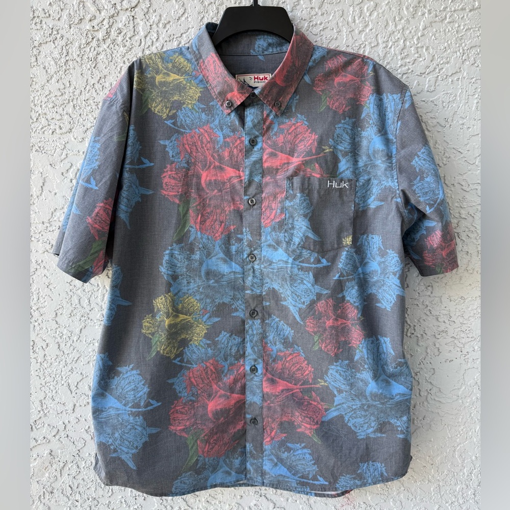 Huk Men’s Button Down Short Sleeve Fishing Shirt 
size: Large